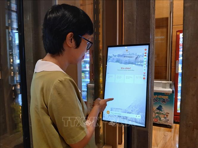Trợ lý ảo (Chatbot) hỗ trợ hơn 10 ngôn ngữ phục vụ du khách tìm kiếm thông tin tại Bảo tàng Đà Nẵng. (Ảnh: Mỹ Hà/TTXVN)